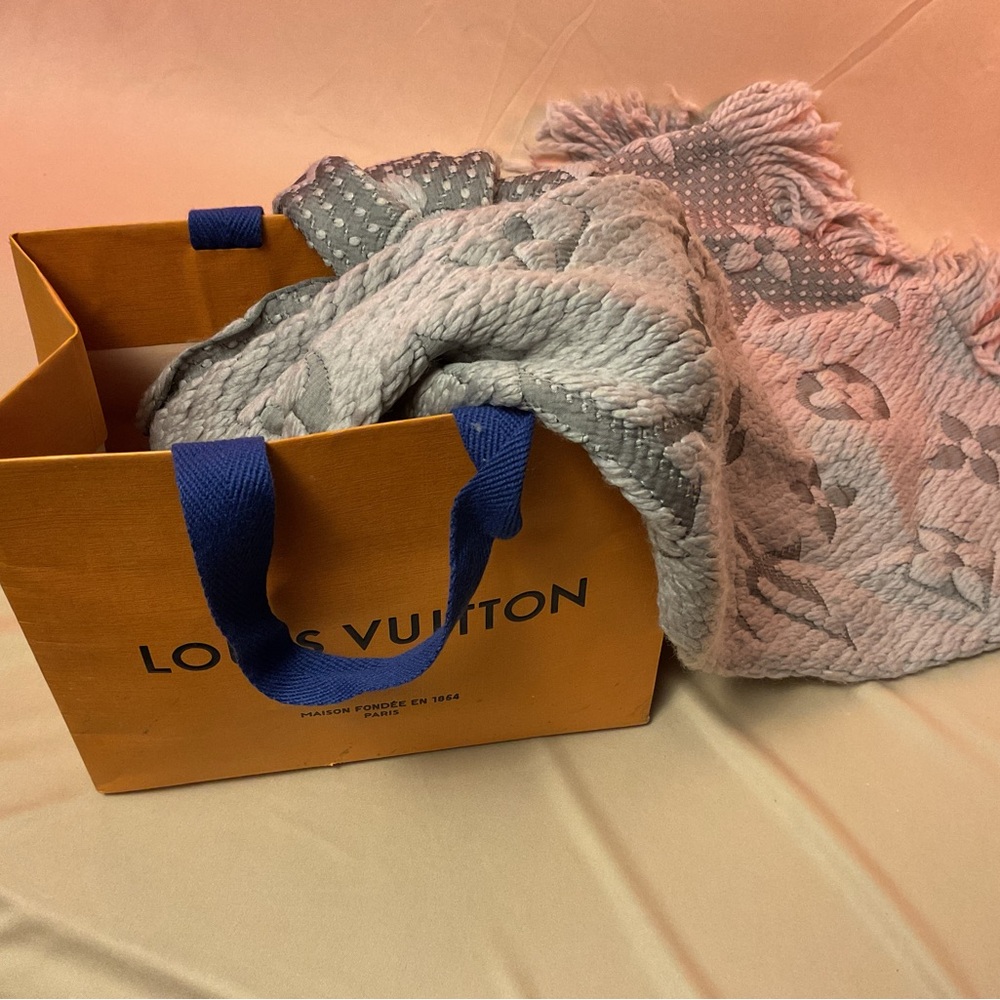 Louis Vuitton Gray Patterned Knit scarf